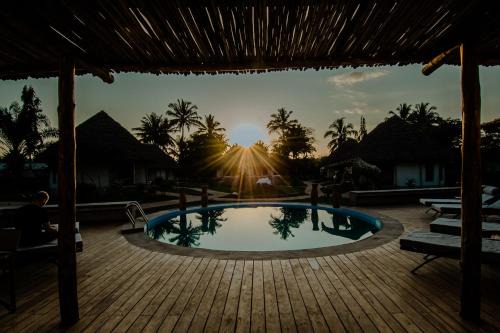 4 Day Mid-Range Lodge and 1 Night Camping Safari