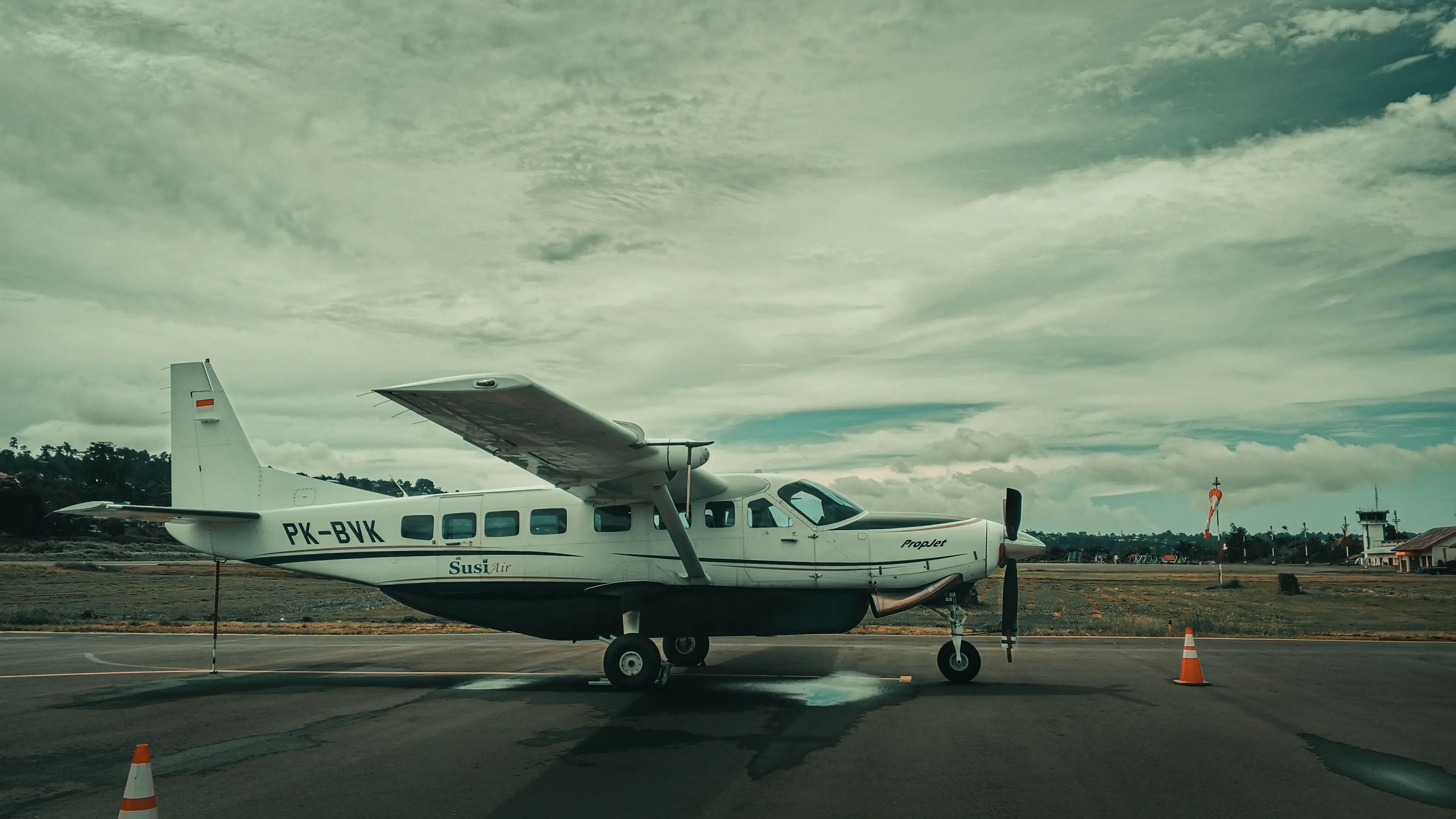 7 Days Luxury Air Return Serengeti Migration Safari Experience