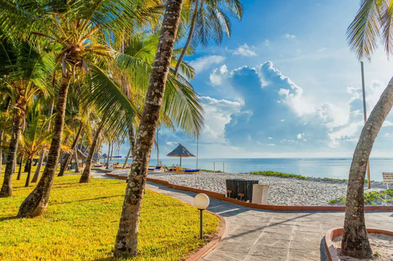 7 Days RiftValley & Beach Safari: Lake Naivasha - Masai Mara - Diani Beach