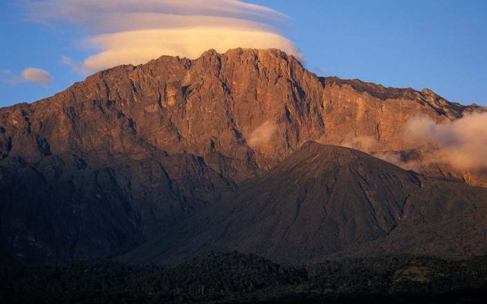 8-Day Peaks & Paradise - Meru Trek and Zanzibar Escape