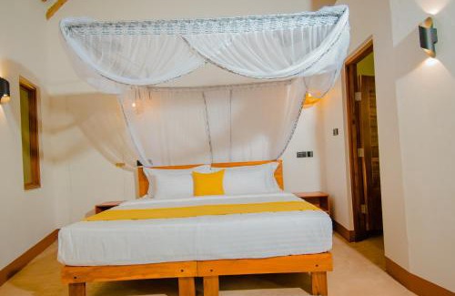 4 Day Mid-Range Lodge and 1 Night Camping Safari